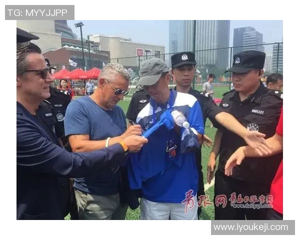 街头偶遇足球明星粉丝热情追捧瞬间引发围观热潮 街头偶遇足球明星粉丝热情追捧瞬间引发围观热潮